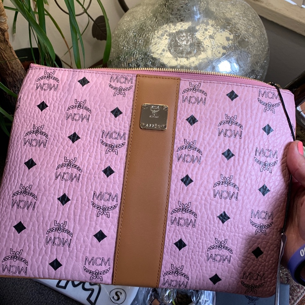 ⛔️SOLD⛔️Auth.MCM logo Diamond Leather zip clutch - Picture 3 of 15